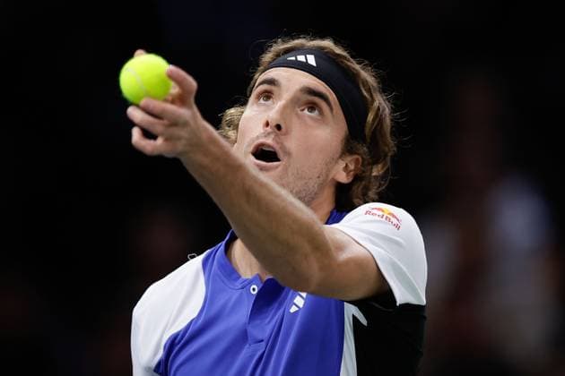 ROLEX PARIS MASTERS TENNIS 2024 Paris, 01.11.2024 Tennis Rolex Paris Masters 2024, Alexander Zverev (GER) - Stefanos Tsitsipas (GRE) v.l., Alexander Zverev (GER), macht einen Aufschlag. Copyright: AntonioxBorga
