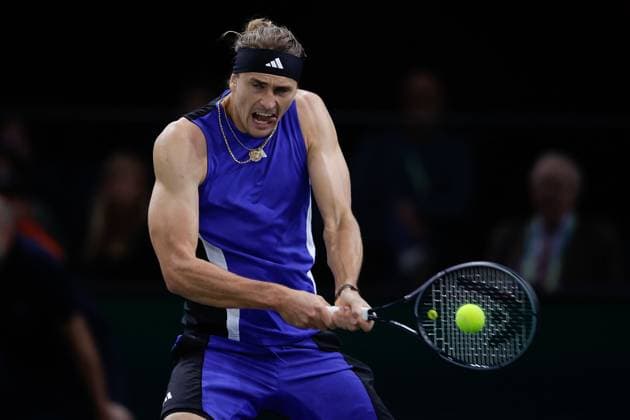 ROLEX PARIS MASTERS TENNIS 2024 Paris, 01.11.2024 Tennis Rolex Paris Masters 2024, Alexander Zverev (GER) - Stefanos Tsitsipas (GRE) v.l., Alexander Zverev (GER) spielt eine Rückhand. Copyright: AntonioxBorga