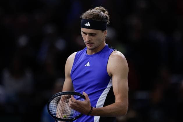 ROLEX PARIS MASTERS TENNIS 2024 Paris, 01.11.2024 Tennis Rolex Paris Masters 2024, Alexander Zverev (GER) - Stefanos Tsitsipas (GRE) v.l., Alexander Zverev (GER) nachdenklich Copyright: AntonioxBorga