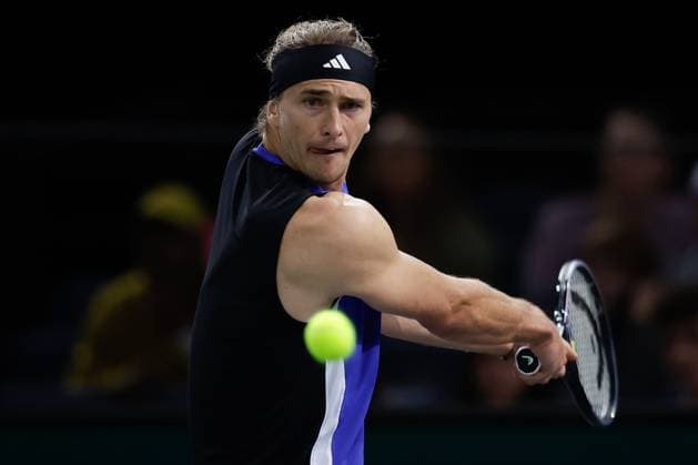ROLEX PARIS MASTERS TENNIS 2024 Paris, 01.11.2024 Tennis Rolex Paris Masters 2024, Alexander Zverev (GER) - Stefanos Tsitsipas (GRE) v.l., Alexander Zverev (GER) spielt eine Rückhand. Copyright: AntonioxBorga
