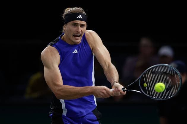 ROLEX PARIS MASTERS TENNIS 2024 Paris, 01.11.2024 Tennis Rolex Paris Masters 2024, Alexander Zverev (GER) - Stefanos Tsitsipas (GRE) v.l., Alexander Zverev (GER) spielt eine Rückhand. Copyright: AntonioxBorga