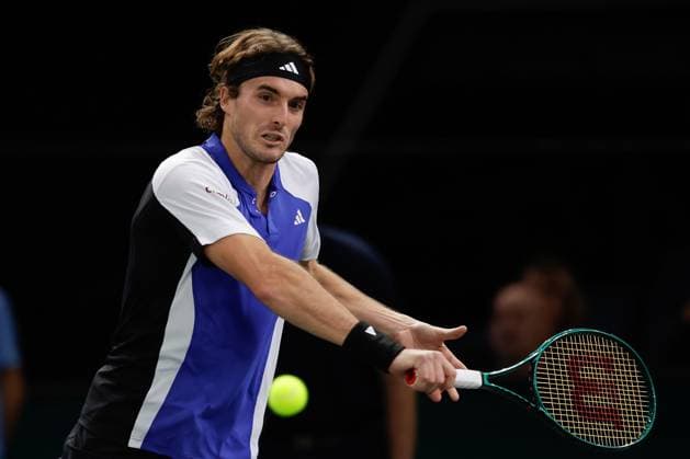 ROLEX PARIS MASTERS TENNIS 2024 Paris, 01.11.2024 Tennis Rolex Paris Masters 2024, Alexander Zverev (GER) - Stefanos Tsitsipas (GRE) v.l.,Stefanos Tsitsipas (GRE) spielt eine Rückhand. Copyright: AntonioxBorga