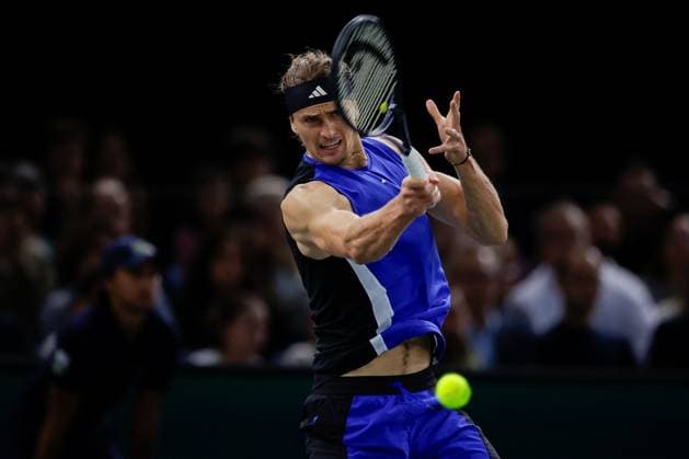 ROLEX PARIS MASTERS TENNIS 2024 Paris, 01.11.2024 Tennis Rolex Paris Masters 2024, Alexander Zverev (GER) - Stefanos Tsitsipas (GRE) v.l., Alexander Zverev (GER) spielt eine Vorhand. Copyright: AntonioxBorga