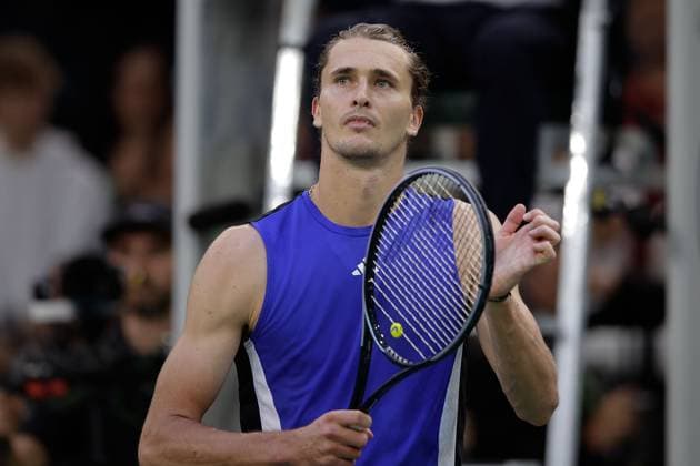 ROLEX PARIS MASTERS TENNIS 2024 Paris, 01.11.2024 Tennis Rolex Paris Masters 2024, Alexander Zverev (GER) - Stefanos Tsitsipas (GRE) v.l., Alexander Zverev (GER) jubeln jubelt nach Spielende.bedankt sich bei den Fans, bedanken, Dank. Copyright: AntonioxBorga