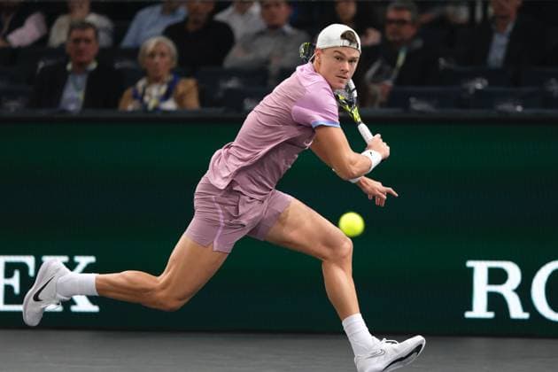 November 1, 2024, Paris, France: HOLGER RUNE (DEN) returns the ball to ALEX DE MINAUR (AUS) during the quarter final of Rolex Paris Masters 1000 tournament at Accor Arena Stadium in Paris France Paris France - ZUMAp119 20241101_zaf_p119_018 Copyright: xPierrexSteveninx