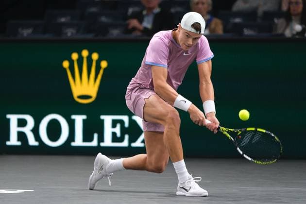 Sport Bilder des Tages November 1, 2024, Paris, France: HOLGER RUNE (DEN) returns the ball to ALEX DE MINAUR (AUS) during the quarter final of Rolex Paris Masters 1000 tournament at Accor Arena Stadium in Paris France Paris France - ZUMAp119 20241101_zaf_p119_031 Copyright: xPierrexSteveninx