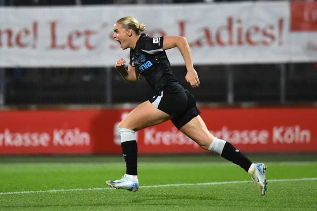 Fußball Google Pixel Frauen-Bundesliga Saison 2024 2025 8. Spieltag: 1. FC Köln - Bayer 04 Leverkusen am 01.11.2024 im Franz-Kremer-Stadion in Köln Torjubel zum 0:1 durch Cornelia Kramer ( Bayer 04 Leverkusen ) DFB regulations prohibit any use of photographs as image sequences and or quasi-video. Nordrhein-Westfalen Deutschland