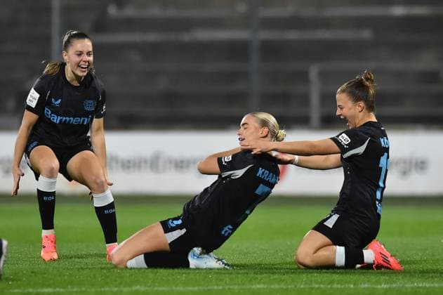 Fußball Google Pixel Frauen-Bundesliga Saison 2024 2025 8. Spieltag: 1. FC Köln - Bayer 04 Leverkusen am 01.11.2024 im Franz-Kremer-Stadion in Köln Torjubel zum 0:1 durch Cornelia Kramer ( Bayer 04 Leverkusen ), mitte DFB regulations prohibit any use of photographs as image sequences and or quasi-video. Nordrhein-Westfalen Deutschland