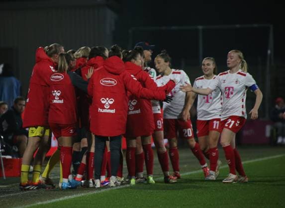 01.11.2024, xgrfx, Fussball Google Pixel Frauen-Bundesliga, 1.FC Köln - Bayer 04 Leverkusen emspor, v.l. Tor, Laura Vogt (1.FC Köln) (DFL DFB REGULATIONS PROHIBIT ANY USE OF PHOTOGRAPHS as IMAGE SEQUENCES and or QUASI-VIDEO) Köln