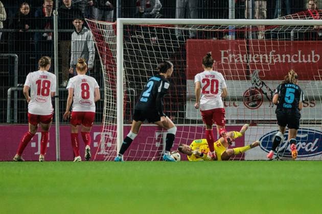 Google Pixel Frauen-Bundesliga, 1. FC Köln - Bayer 04 Leverkusen; 01.11.2024 Josefine Osigus (1. FC Köln, 24) kann den Elfmeter nicht halten Google Pixel Frauen-Bundesliga, 1. FC Köln - Bayer 04 Leverkusen, Köln, Franz-Kremer-Stadion DFB REGULATIONS PROHIBIT ANY USE OF PHOTOGRAPHS AS IMAGE SEQUENCES AND OR QUASI-VIDEO. Copyright: xBEAUTIFULxSPORTS Wunderlx