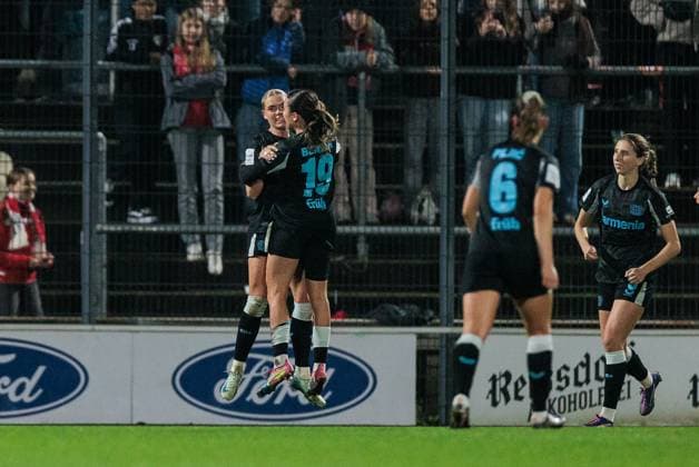 Google Pixel Frauen-Bundesliga, 1. FC Köln - Bayer 04 Leverkusen; 01.11.2024 Jubel zum 1:2 nach Elfmeter durch Cornelia Kramer (Bayer 04 Leverkusen, 7) Google Pixel Frauen-Bundesliga, 1. FC Köln - Bayer 04 Leverkusen, Köln, Franz-Kremer-Stadion DFB REGULATIONS PROHIBIT ANY USE OF PHOTOGRAPHS AS IMAGE SEQUENCES AND OR QUASI-VIDEO. Copyright: xBEAUTIFULxSPORTS Wunderlx