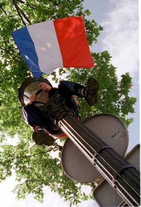 19980712 PARIS FRANKRIKE. Fransmännen jublar efter VM-guldet, det gällde att hitta en bra plats. Fotbolls-VM 1998. PARIS FRANKRIKE Fotboll Frankrike x599x *** 19980712 PARIS FRANCE The French are jubilant after the World Cup gold, it was a matter of finding a good place Football World Cup 1998 PARIS FRANCE Football France x599x  Copyright: xJonasxLindkvistx xx *** 19980712 PARIS FRANCE The French are jubilant after the World Cup gold, it was a matter of finding a good place Football World Cup 1998 PARIS FRANCE Football France x599x 19980712 PARIS FRANCE The French are jubilant after the World Cup gold, it was a matter of finding a good place Football World Cup 1998 PARIS FRANCE Football France x599x  Copyright xJonasxLindkvistx xx  Copyright: xIMAGO JonasxLindkvistx imago images 0772715901