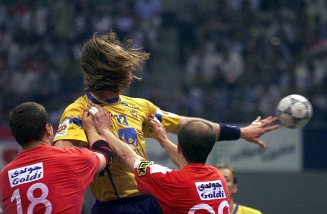 SCANPIX SWEDEN, 1999-06-15. VM i handboll, final 1999 mellan Sverige och Ryssland. I Egypten. Bilden: Staffan Olsson under matchens första halvlek. Han blir knuffad av tva ryska spelare när han kastar bollen. handboll x30152x *** SCANPIX SWEDEN, 1999 06 15 World Handball Championship, final 1999 between Sweden and Russia In Egypt Picture Staffan Olsson during the first half of the match He is pushed by two Russian players when he throws the ball Handball Sport x30152x  Copyright: xLarsxPehrson TTx 30152 xx *** SCANPIX SWEDEN, 1999 06 15 World Handball Championship, final 1999 between Sweden and Russia In Egypt Picture Staffan Olsson during the first half of the match He is pushed by two Russian players when he throws the ball Handball Sport x30152x SCANPIX SWEDEN, 1999 06 15 World Handball Championship, final 1999 between Sweden and Russia In Egypt Picture Staffan Olsson during the first half of the match He is pushed by two Russian players when he throws the ball Handball Sport x30152x  Copyright xLarsxPehrson TTx 30152 xx  Copyright: xIMAGO LarsxPehrson TTx imago images 0772771735
