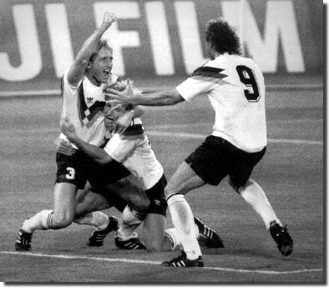 19900708-FOTBOLLS-VM 1990 FINAL Västyskland-Argentina.Västysklands Andreas Brehme vänster gratuleras av Jürgen klinsmann och Rudi Völler efter avgjort VM-finalen 1990 pa straff. x69x *** 19900708 FOOTBALL WORLD CUP 1990 FINAL West Germany Argentina West Germanys Andreas Brehme left is congratulated by Jürgen Klinsmann and Rudi Völler after winning the 1990 World Cup final on penalties x69x  Copyright: xHAKANxLINDGRENx FOTBOLLS-VM 1990 xx *** 19900708 FOOTBALL WORLD CUP 1990 FINAL West Germany Argentina West Germanys Andreas Brehme left is congratulated by Jürgen Klinsmann and Rudi Völler after winning the 1990 World Cup final on penalties x69x 19900708 FOOTBALL WORLD CUP 1990 FINAL West Germany Argentina West Germanys Andreas Brehme left is congratulated by Jürgen Klinsmann and Rudi Völler after winning the 1990 World Cup final on penalties x69x  Copyright xHAKANxLINDGRENx FOOTBALL WORLD CUP 1990 xx  Copyright: xIMAGO HAKANxLINDGRENx imago images 0772812560