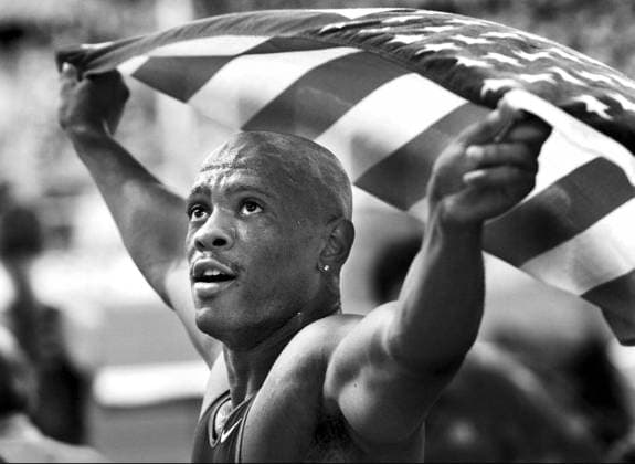 Friidrotts-VM 1999. Maurice Greene firar VM-guldet pa 200 meter med ett ärevarv. SEVILLA SPANIEN Friidrott x599x *** World Athletics Championships 1999 Maurice Greene celebrates the 200m gold medal with a lap of honor SEVILLA SPAIN Athletics x599x  Copyright: xJonasxLindkvistx xx *** World Athletics Championships 1999 Maurice Greene celebrates the 200m gold medal with a lap of honor SEVILLA SPAIN Athletics x599x World Athletics Championships 1999 Maurice Greene celebrates the 200m gold medal with a lap of honor SEVILLA SPAIN Athletics x599x  Copyright xJonasxLindkvistx xx  Copyright: xIMAGO JonasxLindkvistx imago images 0772834042