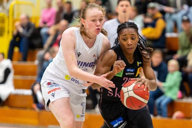 Martha Burse (Saarlouis Royals,No.25) am Ball gegen Greta Kröger (Wings Leverkusen,No.13) DEU, Leverkusen, 01.11.2024 Basketball, Toyota 1. Damen-Basketball-Bundesliga, Saison 2024 2025, 6. Spieltag, Wings Leverkusen - Saarlouis Royals Werner-Heisenberg-Halle NRW Germany