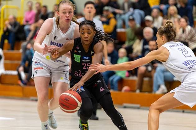 Martha Burse (Saarlouis Royals,No.25) nimmt die Lücke zwischen Greta Kröger (Wings Leverkusen,No.13) und Cassidy Mihalko (Wings Leverkusen,No.02) DEU, Leverkusen, 01.11.2024 Basketball, Toyota 1. Damen-Basketball-Bundesliga, Saison 2024 2025, 6. Spieltag, Wings Leverkusen - Saarlouis Royals Werner-Heisenberg-Halle NRW Germany