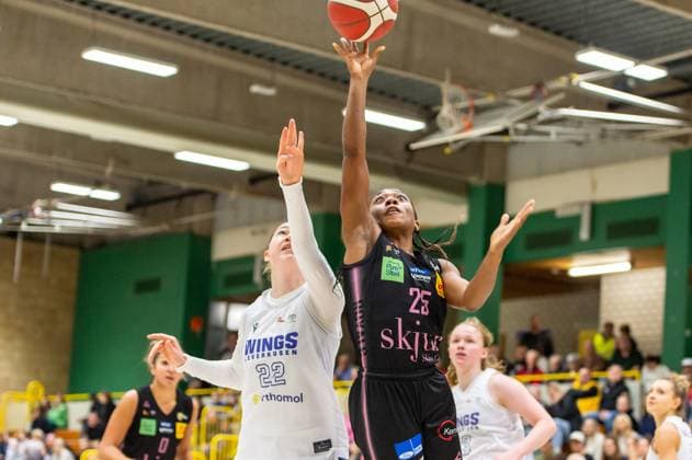 Amelie Körner (Wings Leverkusen,No.22) und Martha Burse (Saarlouis Royals,No.25) DEU, Leverkusen, 01.11.2024 Basketball, Toyota 1. Damen-Basketball-Bundesliga, Saison 2024 2025, 6. Spieltag, Wings Leverkusen - Saarlouis Royals Werner-Heisenberg-Halle NRW Germany