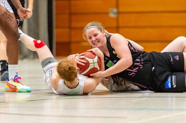 Lea Wolff (Wings Leverkusen,No.07) und Haley Frank (Saarlouis Royals,No.43) DEU, Leverkusen, 01.11.2024 Basketball, Toyota 1. Damen-Basketball-Bundesliga, Saison 2024 2025, 6. Spieltag, Wings Leverkusen - Saarlouis Royals Werner-Heisenberg-Halle NRW Germany
