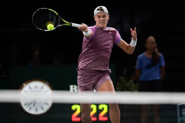 ROLEX PARIS MASTERS TENNIS 2024 Paris, 01.11.2024 Tennis Rolex Paris Masters 2024, Holger Rune - Alex de Minaur v.l., Holger Rune spielt eine Vorhand. Copyright: AntonioxBorga