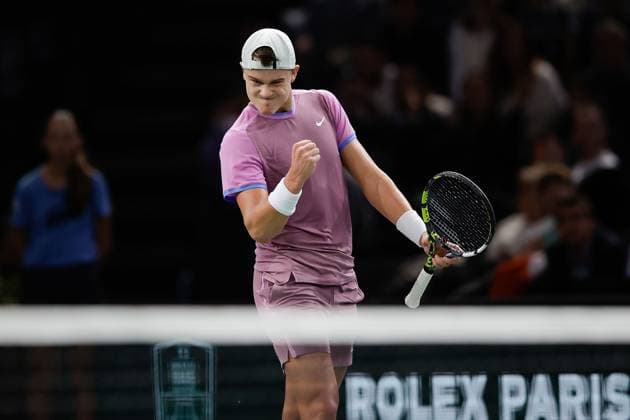 ROLEX PARIS MASTERS TENNIS 2024 Paris, 01.11.2024 Tennis Rolex Paris Masters 2024, Holger Rune - Alex de Minaur v.l., Holger Rune sjubeln jubelt nach Spielende. Copyright: AntonioxBorga