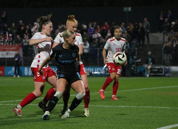 01.11.2024, xgrfx, Fussball Google Pixel Frauen-Bundesliga, 1.FC Köln - Bayer 04 Leverkusen emspor, v.l. Adriana Achcinska, Laura Vogt (1.FC Köln), Cornelia Kramer (Bayer Leverkusen) (DFL DFB REGULATIONS PROHIBIT ANY USE OF PHOTOGRAPHS as IMAGE SEQUENCES and or QUASI-VIDEO) Köln