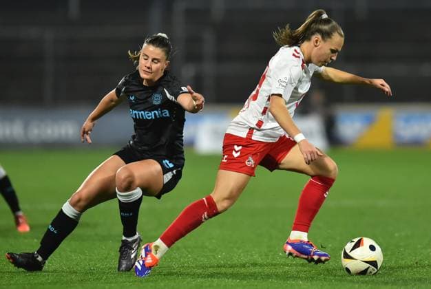 Fußball Google Pixel Frauen-Bundesliga Saison 2024 2025 8. Spieltag: 1. FC Köln - Bayer 04 Leverkusen am 01.11.2024 im Franz-Kremer-Stadion in Köln Katharina Piljic ( Bayer 04 Leverkusen ), links - Dora Zeller ( 1. FC Köln ), rechts DFB regulations prohibit any use of photographs as image sequences and or quasi-video. Nordrhein-Westfalen Deutschland