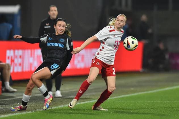 Fußball Google Pixel Frauen-Bundesliga Saison 2024 2025 8. Spieltag: 1. FC Köln - Bayer 04 Leverkusen am 01.11.2024 im Franz-Kremer-Stadion in Köln Loreen Bender ( Bayer 04 Leverkusen ), links - Anna Gerhardt ( 1. FC Köln ), rechts DFB regulations prohibit any use of photographs as image sequences and or quasi-video. Nordrhein-Westfalen Deutschland