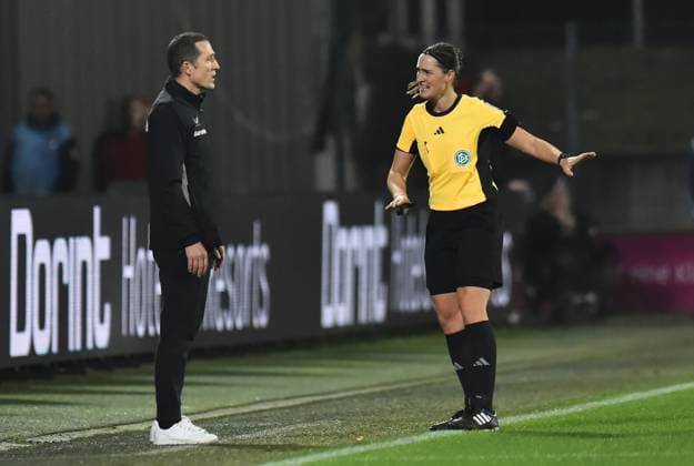 Fußball Google Pixel Frauen-Bundesliga Saison 2024 2025 8. Spieltag: 1. FC Köln - Bayer 04 Leverkusen am 01.11.2024 im Franz-Kremer-Stadion in Köln Roberto Pätzold ( Trainer Bayer 04 Leverkusen ), links - Schiedsrichterin Naemi Breier, rechts DFB regulations prohibit any use of photographs as image sequences and or quasi-video. Nordrhein-Westfalen Deutschland