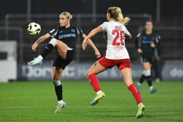 Fußball Google Pixel Frauen-Bundesliga Saison 2024 2025 8. Spieltag: 1. FC Köln - Bayer 04 Leverkusen am 01.11.2024 im Franz-Kremer-Stadion in Köln Cornelia Kramer ( Bayer 04 Leverkusen ), links - Janina Hechler ( 1. FC Köln ), rechts DFB regulations prohibit any use of photographs as image sequences and or quasi-video. Nordrhein-Westfalen Deutschland