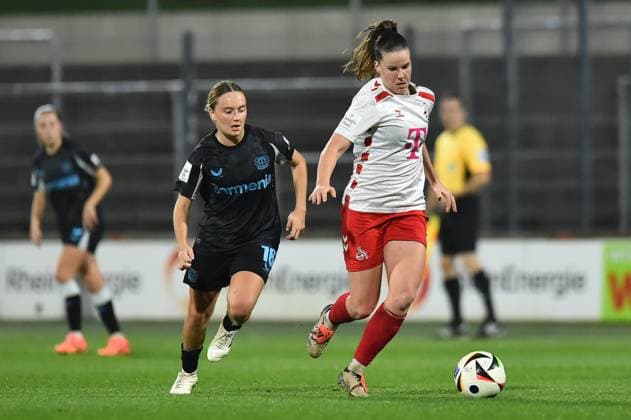 Fußball Google Pixel Frauen-Bundesliga Saison 2024 2025 8. Spieltag: 1. FC Köln - Bayer 04 Leverkusen am 01.11.2024 im Franz-Kremer-Stadion in Köln Sofie Zdebel ( Bayer 04 Leverkusen ), links - Adriana Achcinska ( 1. FC Köln ), rechts DFB regulations prohibit any use of photographs as image sequences and or quasi-video. Nordrhein-Westfalen Deutschland