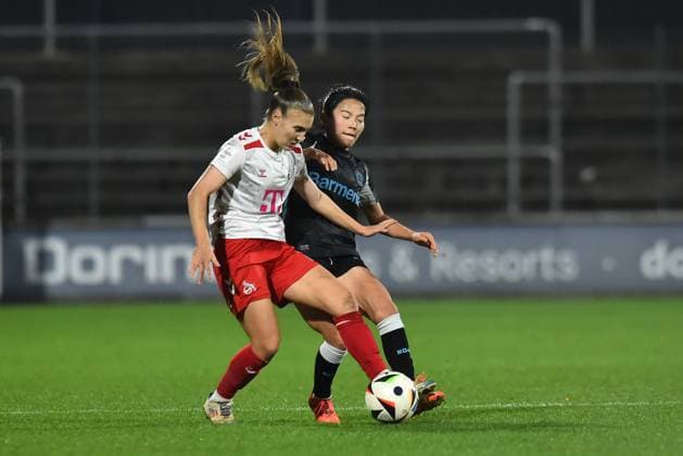 Fußball Google Pixel Frauen-Bundesliga Saison 2024 2025 8. Spieltag: 1. FC Köln - Bayer 04 Leverkusen am 01.11.2024 im Franz-Kremer-Stadion in Köln Alena Bienz ( 1. FC Köln ), links - Shen Menglu ( Bayer 04 Leverkusen ), rechts DFB regulations prohibit any use of photographs as image sequences and or quasi-video. Nordrhein-Westfalen Deutschland