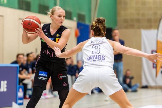 Jessika Schiffer (Saarlouis Royals,No.55) am Ball. Vorne Nicole Scales (Wings Leverkusen,No.03) DEU, Leverkusen, 01.11.2024 Basketball, Toyota 1. Damen-Basketball-Bundesliga, Saison 2024 2025, 6. Spieltag, Wings Leverkusen - Saarlouis Royals Werner-Heisenberg-Halle NRW Germany