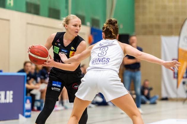 Jessika Schiffer (Saarlouis Royals,No.55) am Ball. Vorne wartet Nicole Scales (Wings Leverkusen,No.03) DEU, Leverkusen, 01.11.2024 Basketball, Toyota 1. Damen-Basketball-Bundesliga, Saison 2024 2025, 6. Spieltag, Wings Leverkusen - Saarlouis Royals Werner-Heisenberg-Halle NRW Germany