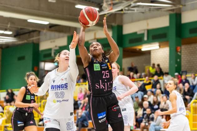 Martha Burse (Saarlouis Royals,No.25) unter dem Korb gegen Amelie Körner (Wings Leverkusen,No.22) DEU, Leverkusen, 01.11.2024 Basketball, Toyota 1. Damen-Basketball-Bundesliga, Saison 2024 2025, 6. Spieltag, Wings Leverkusen - Saarlouis Royals Werner-Heisenberg-Halle NRW Germany