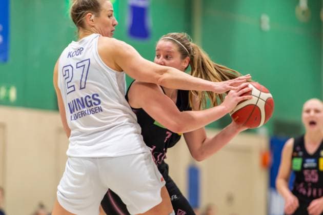 Haley Frank (Saarlouis Royals,No.43) am Ball gegen Lisa Koop (Wings Leverkusen,No.27) DEU, Leverkusen, 01.11.2024 Basketball, Toyota 1. Damen-Basketball-Bundesliga, Saison 2024 2025, 6. Spieltag, Wings Leverkusen - Saarlouis Royals Werner-Heisenberg-Halle NRW Germany
