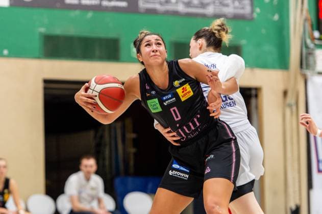 Taya Corosdale (Saarlouis Royals,No.00) am Ball gegen Amelie Körner (Wings Leverkusen,No.22) DEU, Leverkusen, 01.11.2024 Basketball, Toyota 1. Damen-Basketball-Bundesliga, Saison 2024 2025, 6. Spieltag, Wings Leverkusen - Saarlouis Royals Werner-Heisenberg-Halle NRW Germany