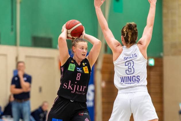 Roosa Lehtoranta (Saarlouis Royals,No.08) am Ball DEU, Leverkusen, 01.11.2024 Basketball, Toyota 1. Damen-Basketball-Bundesliga, Saison 2024 2025, 6. Spieltag, Wings Leverkusen - Saarlouis Royals Werner-Heisenberg-Halle NRW Germany