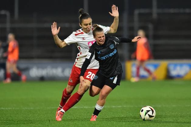 Fußball Google Pixel Frauen-Bundesliga Saison 2024 2025 8. Spieltag: 1. FC Köln - Bayer 04 Leverkusen am 01.11.2024 im Franz-Kremer-Stadion in Köln Kristin Kögel ( Bayer 04 Leverkusen ), vorne - Sylwia Matysik ( 1. FC Köln ), hinten DFB regulations prohibit any use of photographs as image sequences and or quasi-video. Nordrhein-Westfalen Deutschland