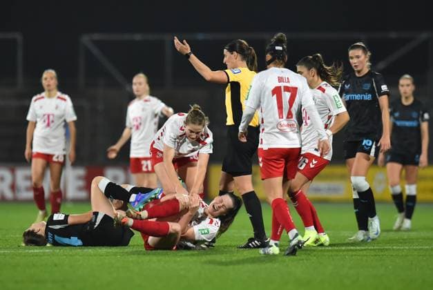 Fußball Google Pixel Frauen-Bundesliga Saison 2024 2025 8. Spieltag: 1. FC Köln - Bayer 04 Leverkusen am 01.11.2024 im Franz-Kremer-Stadion in Köln Adriana Achcinska ( 1. FC Köln ), mitte liegt verletzt auf dem Boden DFB regulations prohibit any use of photographs as image sequences and or quasi-video. Nordrhein-Westfalen Deutschland