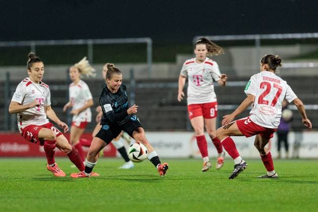 Google Pixel Frauen-Bundesliga, 1. FC Köln - Bayer 04 Leverkusen; 01.11.2024 Zweikampf Sylwia Matysik (1. FC Köln, 20), Kristin Kögel (Bayer 04 Leverkusen, 11), Laura Feiersinger (1. FC Köln, 27) Google Pixel Frauen-Bundesliga, 1. FC Köln - Bayer 04 Leverkusen, Köln, Franz-Kremer-Stadion DFB REGULATIONS PROHIBIT ANY USE OF PHOTOGRAPHS AS IMAGE SEQUENCES AND OR QUASI-VIDEO. Copyright: xBEAUTIFULxSPORTS Wunderlx