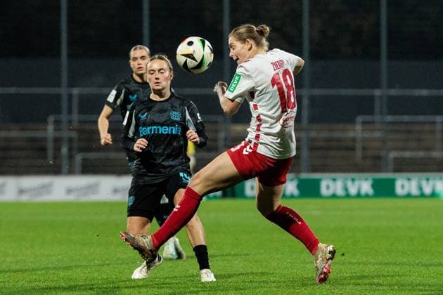 Google Pixel Frauen-Bundesliga, 1. FC Köln - Bayer 04 Leverkusen; 01.11.2024 Taylor Ziemer (1. FC Köln, 18) köpft den Ball Google Pixel Frauen-Bundesliga, 1. FC Köln - Bayer 04 Leverkusen, Köln, Franz-Kremer-Stadion DFB REGULATIONS PROHIBIT ANY USE OF PHOTOGRAPHS AS IMAGE SEQUENCES AND OR QUASI-VIDEO. Copyright: xBEAUTIFULxSPORTS Wunderlx