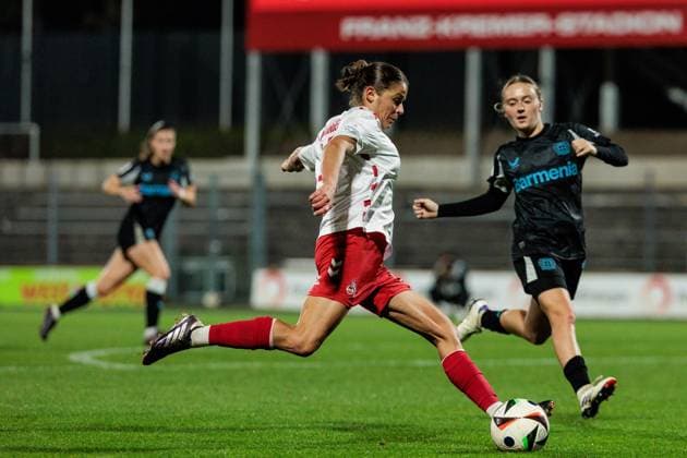 Google Pixel Frauen-Bundesliga, 1. FC Köln - Bayer 04 Leverkusen; 01.11.2024 Zweikampf Laura Feiersinger (1. FC Köln, 27), Sofie Lena Zdebel (Bayer 04 Leverkusen, 16) Google Pixel Frauen-Bundesliga, 1. FC Köln - Bayer 04 Leverkusen, Köln, Franz-Kremer-Stadion DFB REGULATIONS PROHIBIT ANY USE OF PHOTOGRAPHS AS IMAGE SEQUENCES AND OR QUASI-VIDEO. Copyright: xBEAUTIFULxSPORTS Wunderlx