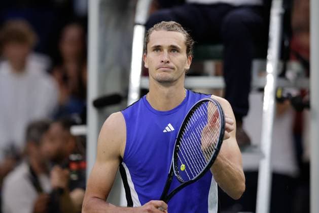 ROLEX PARIS MASTERS TENNIS 2024 Paris, 01.11.2024 Tennis Rolex Paris Masters 2024, Alexander Zverev (GER) - Stefanos Tsitsipas (GRE) v.l., Alexander Zverev (GER) jubeln jubelt nach Spielende.bedankt sich bei den Fans, bedanken, Dank. Copyright: AntonioxBorga