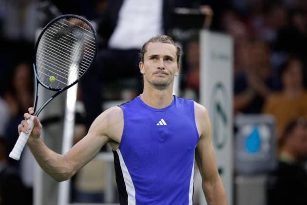 ROLEX PARIS MASTERS TENNIS 2024 Paris, 01.11.2024 Tennis Rolex Paris Masters 2024, Alexander Zverev (GER) - Stefanos Tsitsipas (GRE) v.l., Alexander Zverev (GER) jubeln jubelt nach Spielende.bedankt sich bei den Fans, bedanken, Dank. Copyright: AntonioxBorga