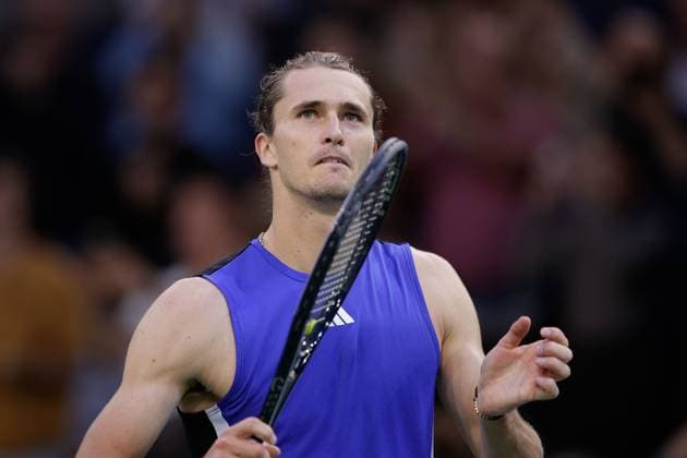 Sport Bilder des Tages ROLEX PARIS MASTERS TENNIS 2024 Paris, 01.11.2024 Tennis Rolex Paris Masters 2024, Alexander Zverev (GER) - Stefanos Tsitsipas (GRE) v.l., Alexander Zverev (GER) jubeln jubelt nach Spielende.bedankt sich bei den Fans, bedanken, Dank. Copyright: AntonioxBorga