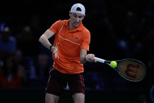 ROLEX PARIS MASTERS TENNIS 2024 Paris, 01.11.2024 Tennis Rolex Paris Masters 2024, Jordan Thompson (AUS) - Ugo Humbert (FRA) v.l., Ugo Humbert (FRA) spielt eine Vorhand. Copyright: AntonioxBorga