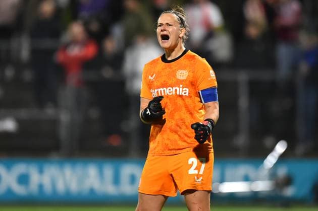 Sport Bilder des Tages Fußball Google Pixel Frauen-Bundesliga Saison 2024 2025 8. Spieltag: 1. FC Köln - Bayer 04 Leverkusen am 01.11.2024 im Franz-Kremer-Stadion in Köln Friederike Repohl ( Bayer 04 Leverkusen ) freut sich über den Sieg DFB regulations prohibit any use of photographs as image sequences and or quasi-video. Nordrhein-Westfalen Deutschland