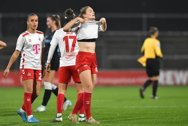 Fußball Google Pixel Frauen-Bundesliga Saison 2024 2025 8. Spieltag: 1. FC Köln - Bayer 04 Leverkusen am 01.11.2024 im Franz-Kremer-Stadion in Köln Taylor Marie Ziemer ( 1. FC Köln ), vorne ist enttäuscht - Vanessa Leimen-Stoll ( 1. FC Köln ), links - Nicole Billa ( 1. FC Köln ), hinten DFB regulations prohibit any use of photographs as image sequences and or quasi-video. Nordrhein-Westfalen Deutschland