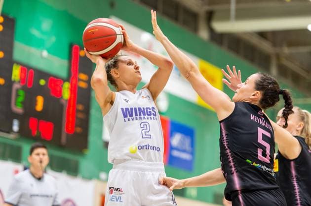 Cassidy Mihalko (Wings Leverkusen,No.02) am Ball gegen Magaly Meynadier (Saarlouis Royals,No.05) DEU, Leverkusen, 01.11.2024 Basketball, Toyota 1. Damen-Basketball-Bundesliga, Saison 2024 2025, 6. Spieltag, Wings Leverkusen - Saarlouis Royals Werner-Heisenberg-Halle NRW Germany